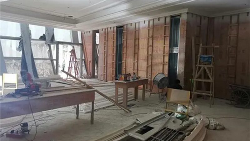 防水材料主要分为防水涂料、防水卷材、防水砂浆等。在选择时，需要关注以下几个标准：
